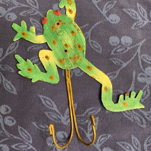 Two animal hooks one hand painted frog and bee with hooks n other side - Picture 6 of 7